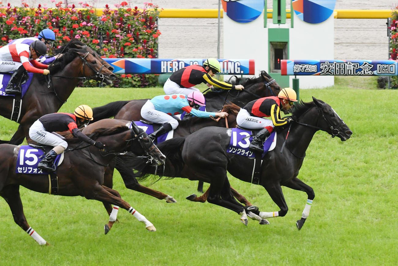 東京11R、ゴール前差し切ったソングライン（右）が安田記念を制した。奥は首差で2着のシュネルマイスター（撮影・酒井清司）
