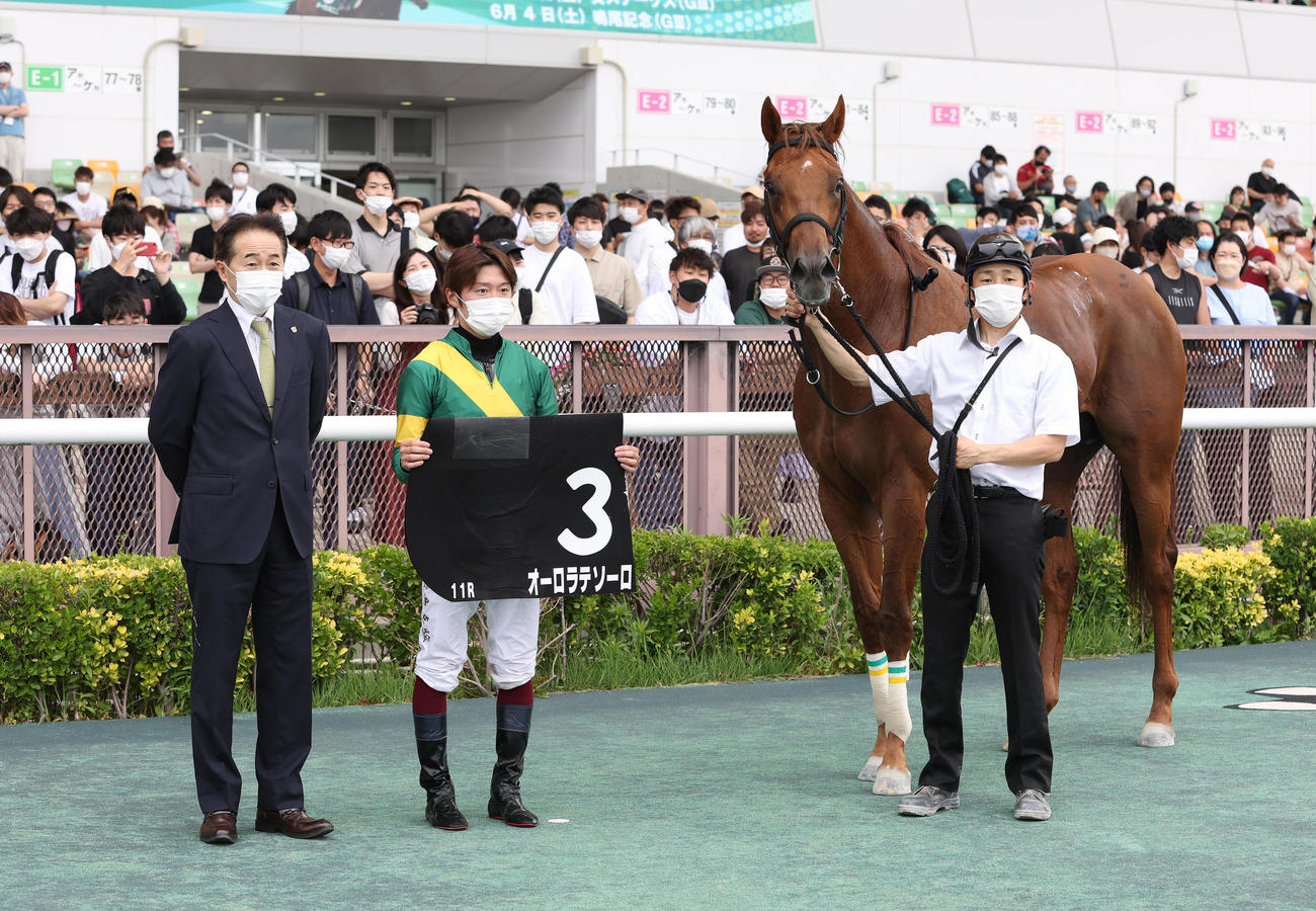 松風月Sを制したオーロラテソーロと口取りに並ぶ鮫島克駿騎手（中央）（撮影・白石智彦）