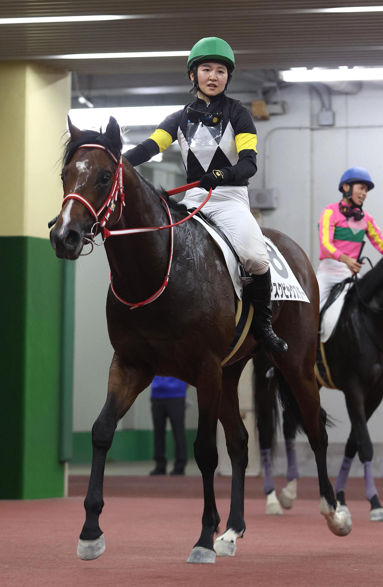 3歳未勝利を勝ち上がったアスクビックスターと引き揚げる古川奈穂騎手（撮影・白石智彦）