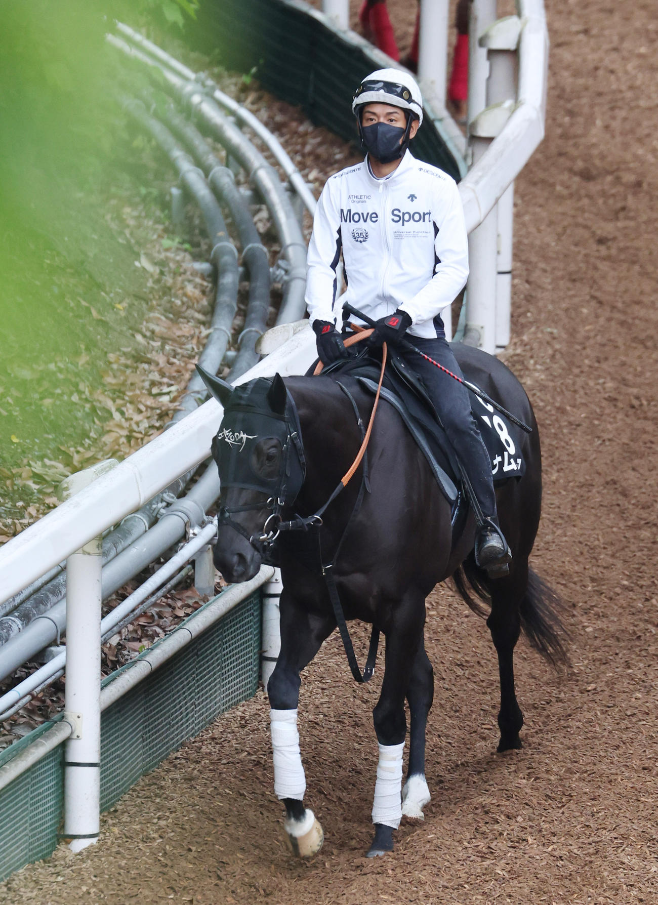 浜中騎手と坂路へ向かうナムラクレア