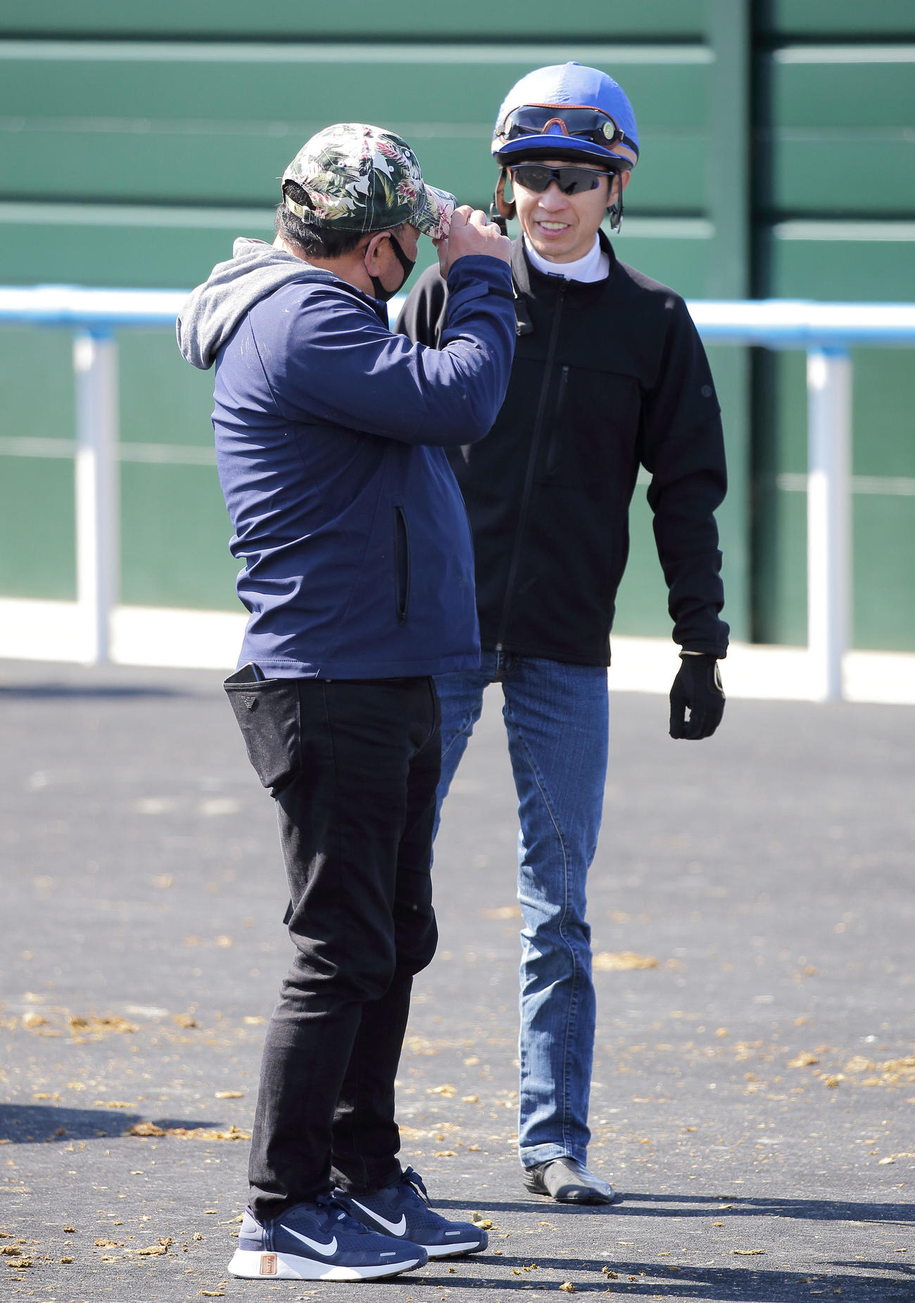 新馬クリダームの追い切り内容を、須貝調教師と確認する武豊騎手（右）