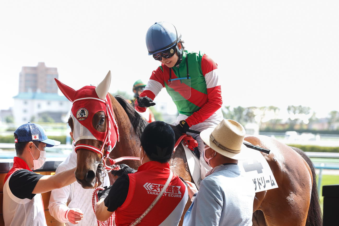 函館8Rを勝利し、チェイスザドリームをねぎらう古川奈穂騎手（撮影・村野早祐）