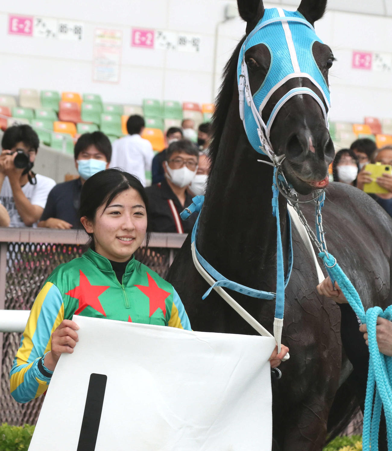 ランスオブアースと笑顔で口取りに臨む今村聖奈騎手（撮影・渦原淳）