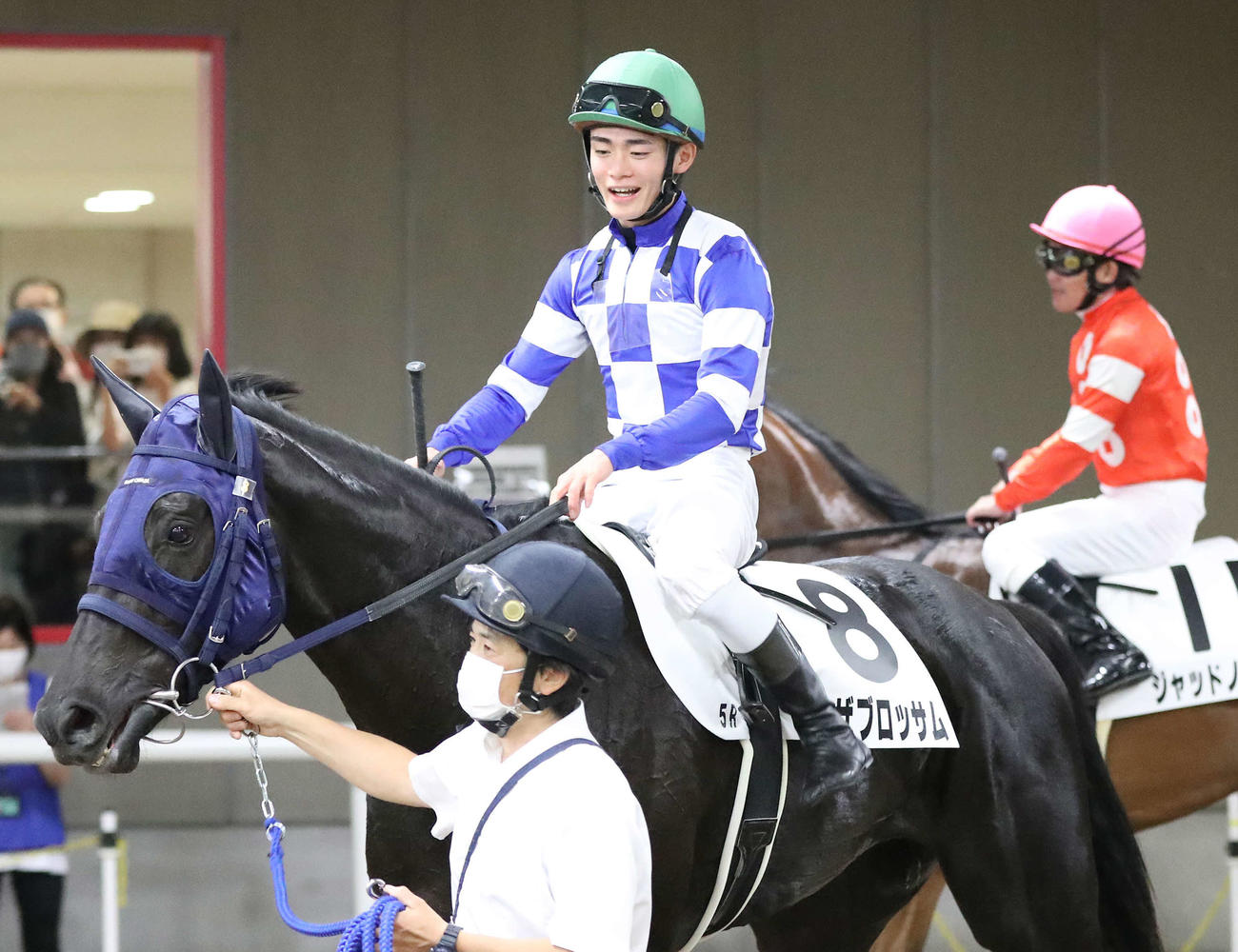 東京5R、オンザブロッサムをデビュー戦勝利に導いた永野騎手（撮影・丹羽敏通）