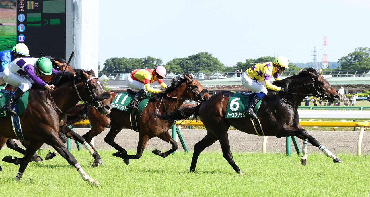 直線鋭く伸びてエプソムCを制したノースブリッジと岩田康騎手（右端）（撮影・丹羽敏通）