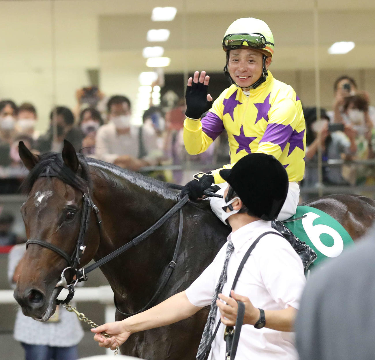 ノースブリッジでエプソムCを制して手を上げて応える岩田康騎手（撮影・丹羽敏通）