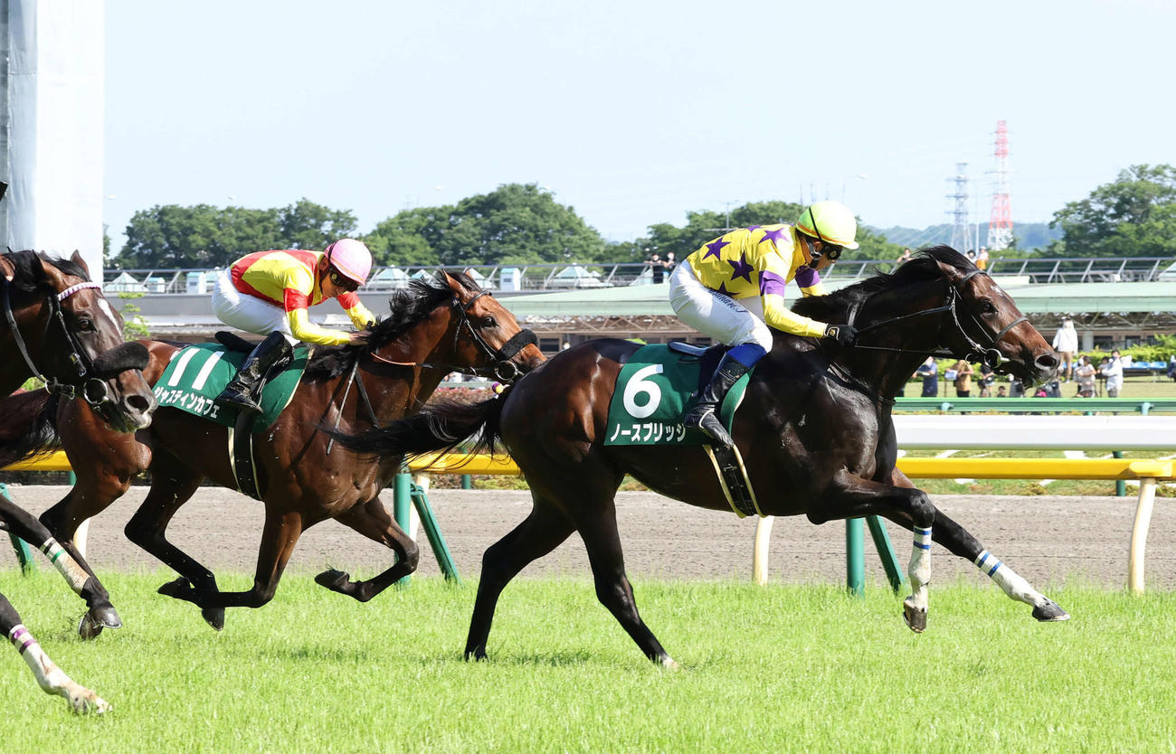 直線鋭く伸びてエプソムCを制したノースブリッジと岩田康騎手（撮影・丹羽敏通）