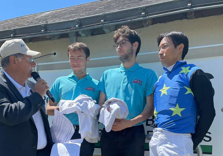 フランス初騎乗初勝利を挙げ、表彰される大野拓弥騎手（清水裕夫調教師提供）