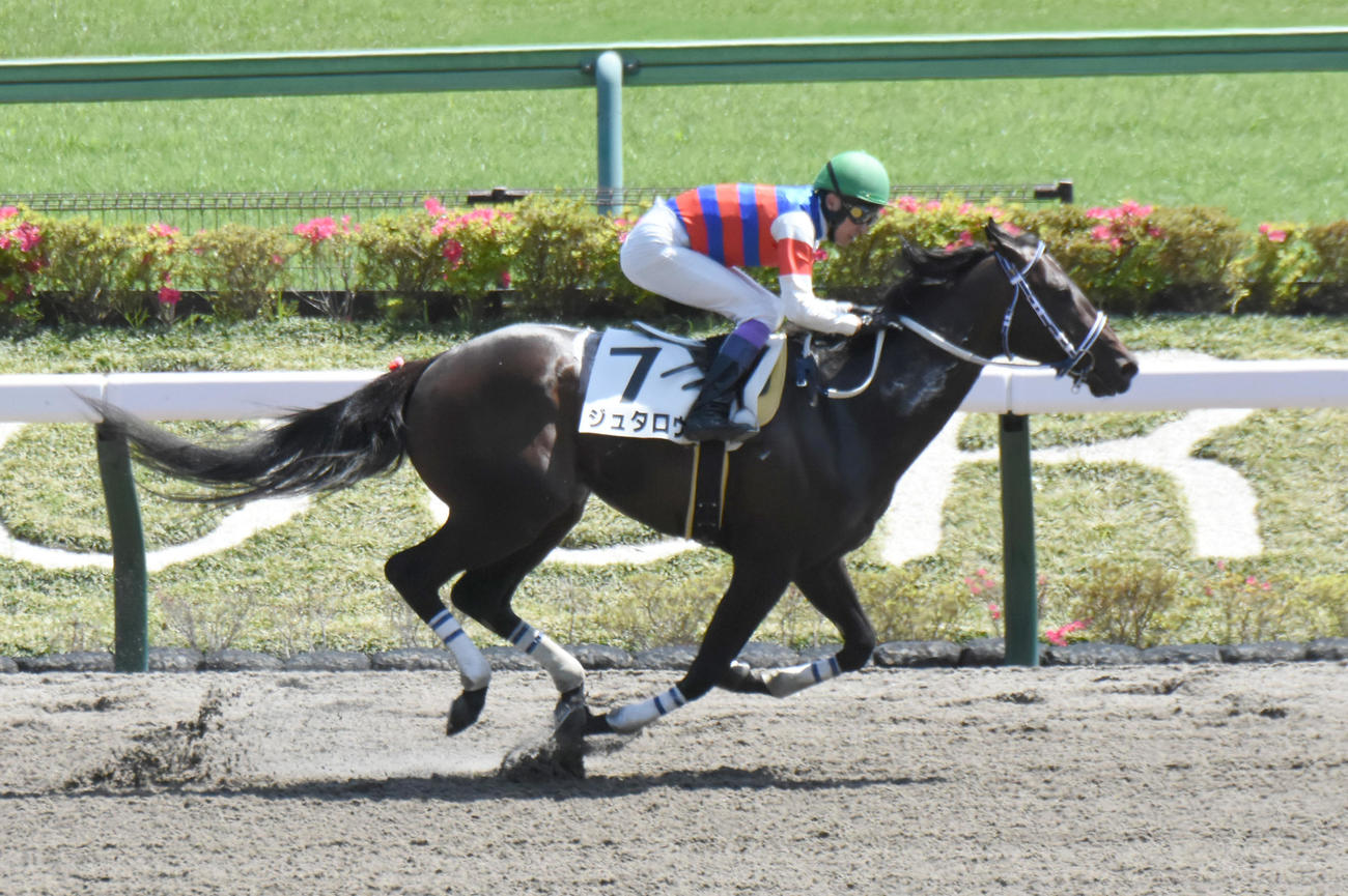 3歳1勝クラスを快勝したジュタロウと武豊騎手（22年4月30日撮影）