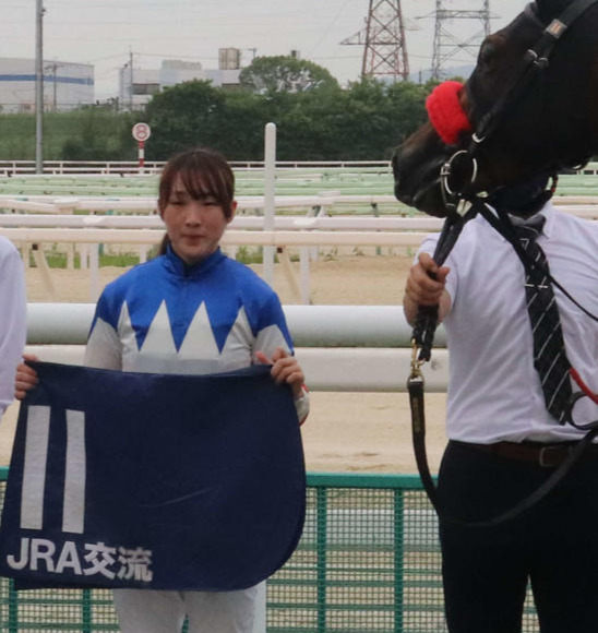 三熊山特別を制した永島まなみ騎手（左）