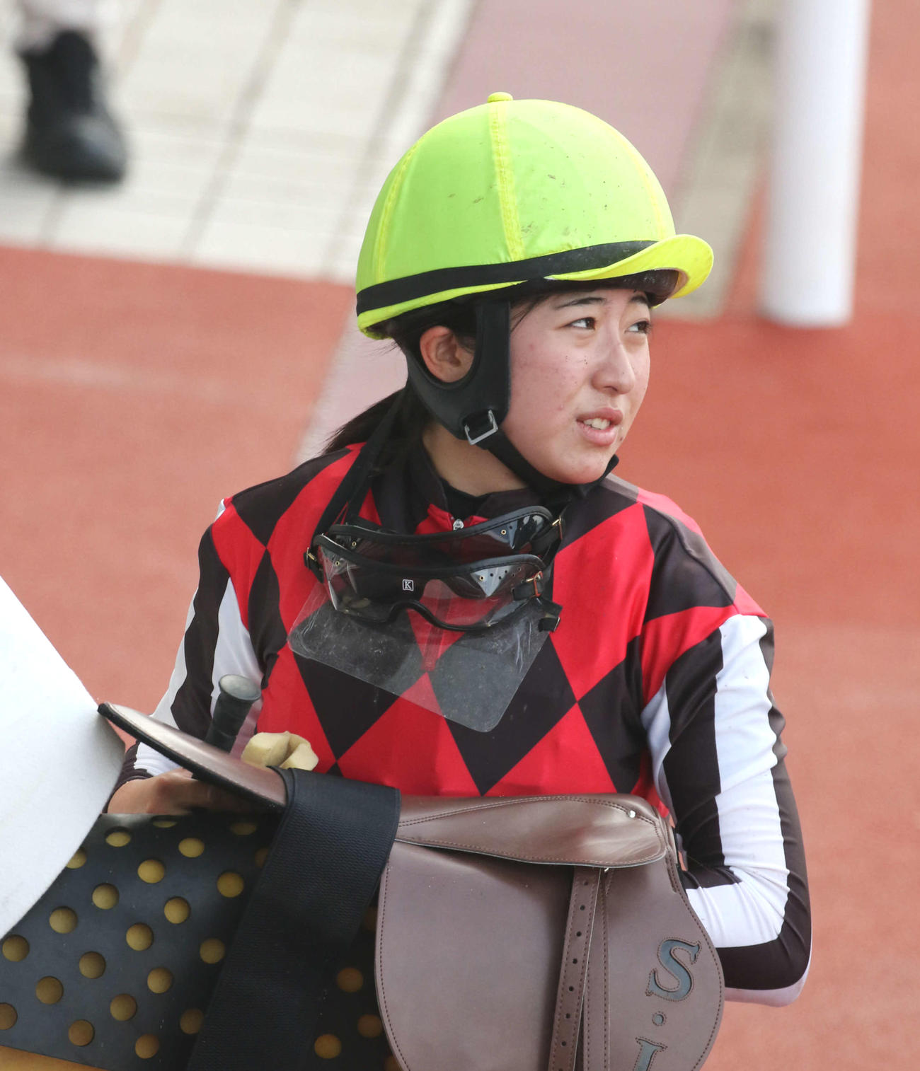 18日は未勝利に終わり引き揚げる今村聖奈騎手（撮影・渦原淳）