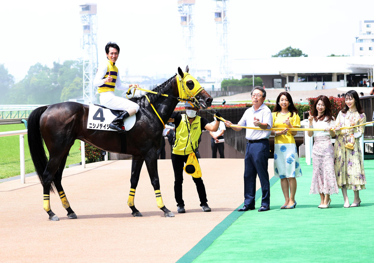 東京1R、障害3歳上未勝利を制したニシノデイジーと五十嵐雄祐騎手（撮影・鈴木正人）
