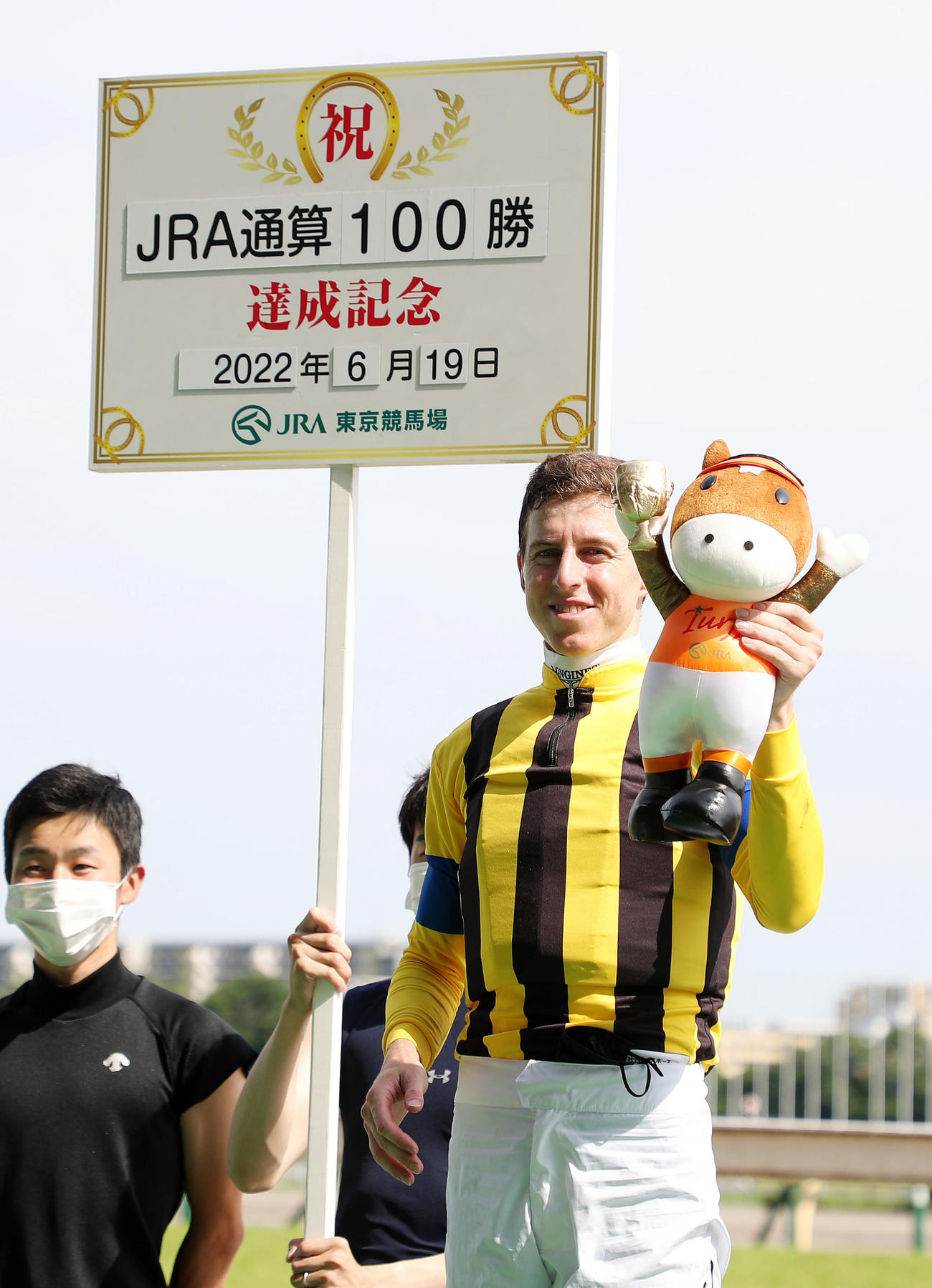 JRA通算100勝し笑顔を見せるD・レーン騎手（撮影・鈴木正人）