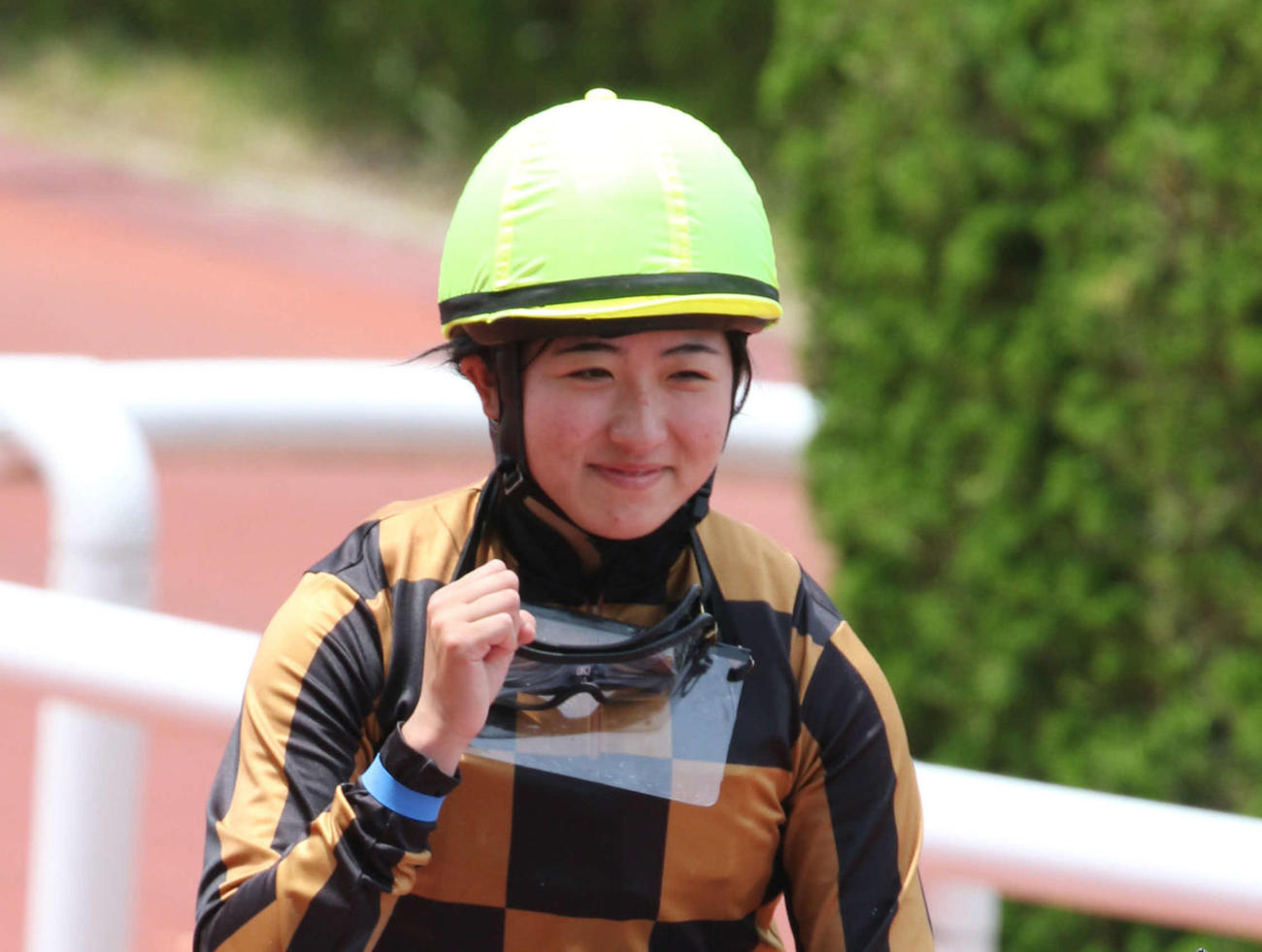 7週連続Vを決めガッツポーズの今村聖奈騎手（撮影・渦原淳）