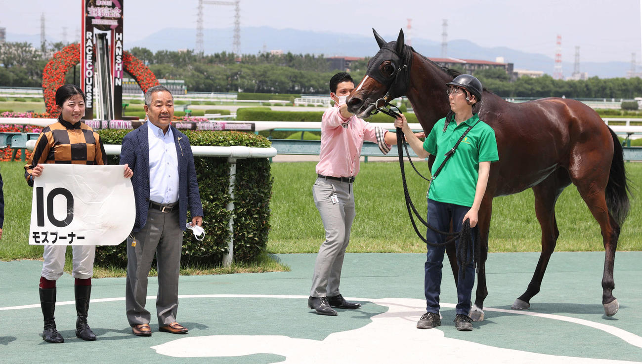 今村聖奈騎手（左端）はモズブーナーで6Rを制した（撮影・渦原淳）