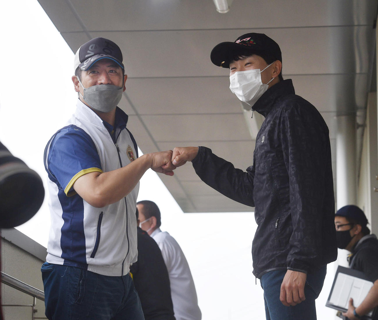 タイトルホルダーの栗田調教師（左）と横山和騎手はグータッチする（撮影・柴田隆二）