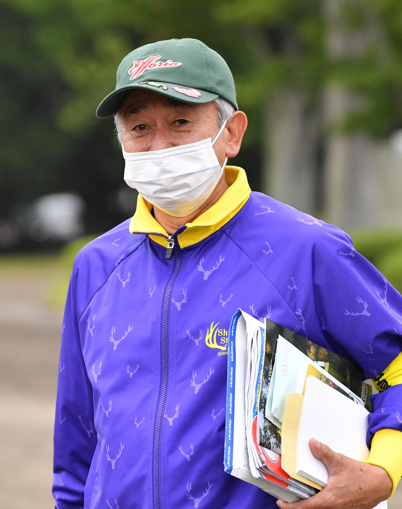 取材に応じる鹿戸師（撮影・柴田隆二）