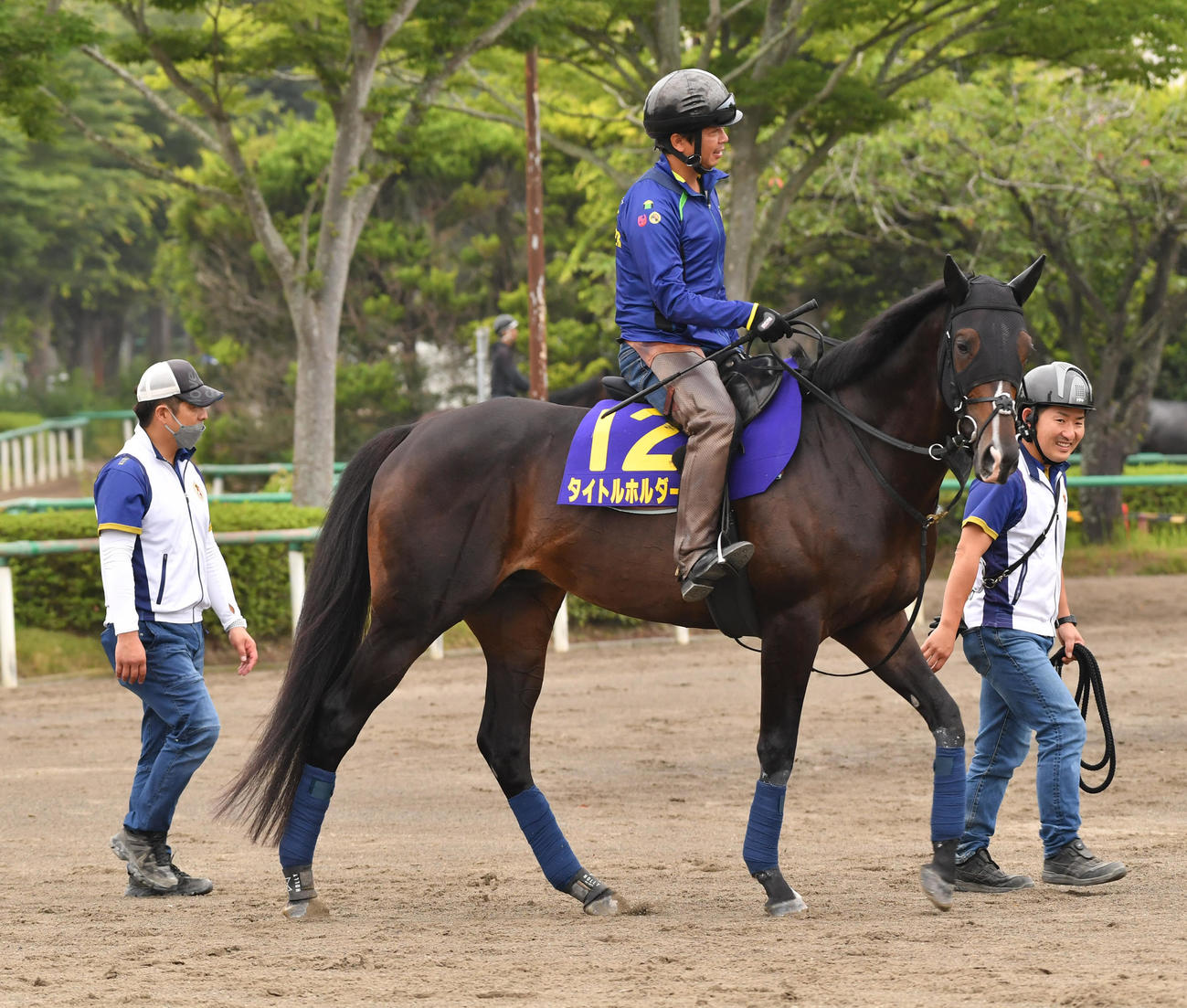 馬場に向かうタイトルホルダー、左は栗田調教師（撮影・柴田隆二）