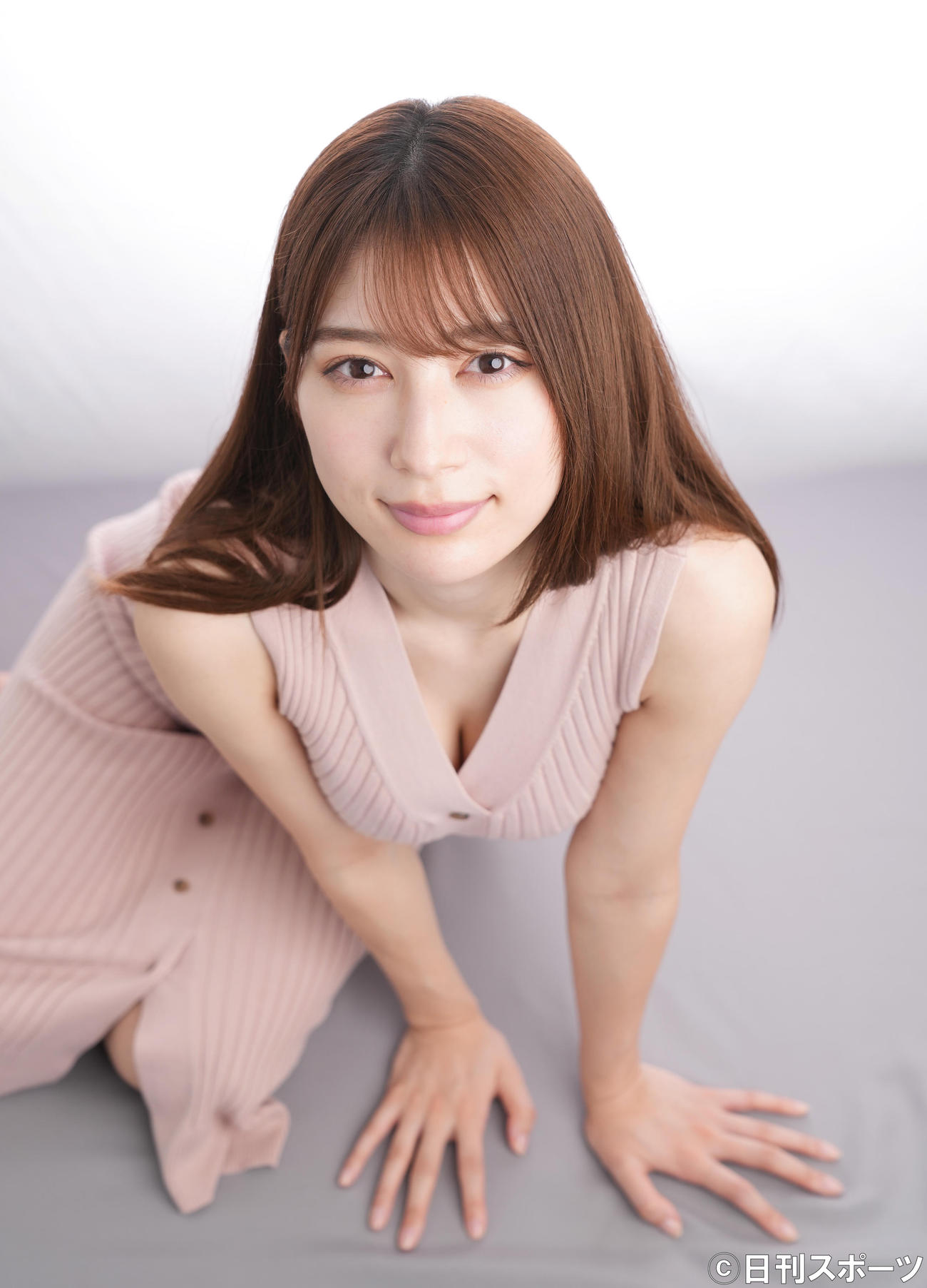 ポーズをとる雪平莉左（撮影・菅敏）