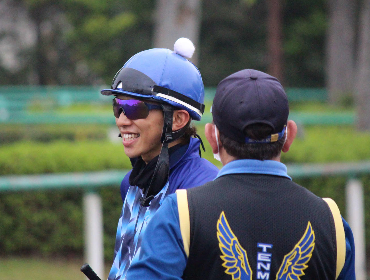 クラウンディバイダの追い切り後に話し合う伴騎手（奥）と天間師（撮影・木南友輔）
