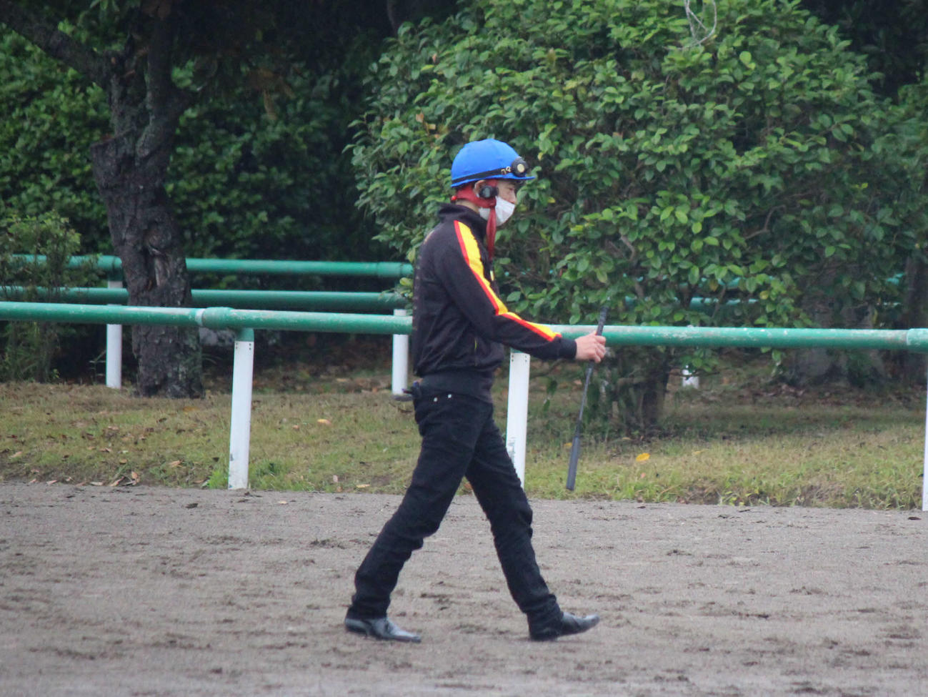 マイネルヴァッサーの追い切りで美浦へ駆けつけた小野寺騎手（撮影・木南友輔）