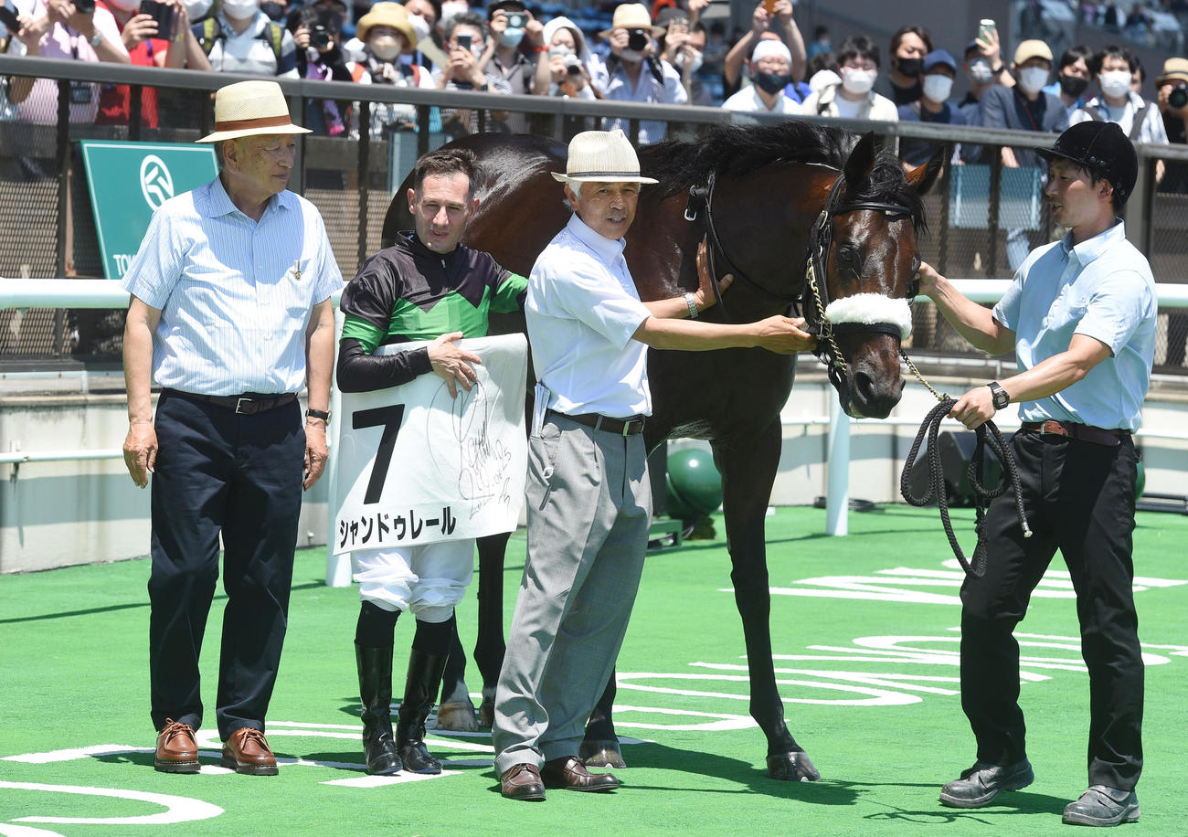 東京5R新馬戦を制したシャンドゥレールと、M・デムーロ騎手、国枝師（右から2人目）（撮影・柴田隆二）