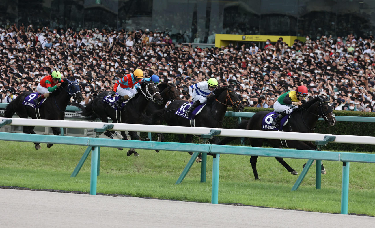 直線抜け出し宝塚記念を快勝したタイトルホルダー（右端）（撮影・渦原淳）