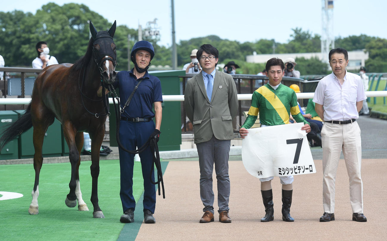 東京5R新馬戦を制したミシシッピテソーロと木幡巧也騎手（右から2人目）、畠山吉宏調教師（右）（撮影・柴田隆二）