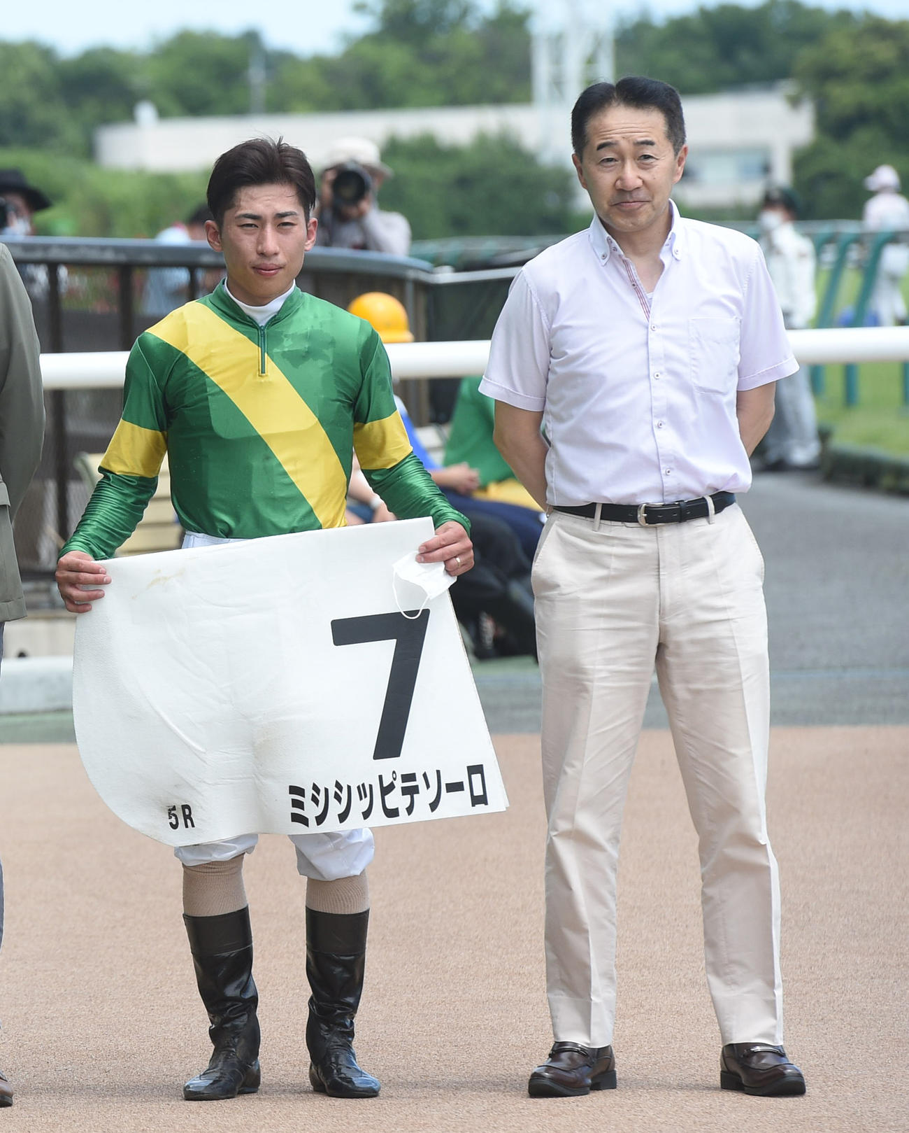 東京5R新馬戦をミシシッピテソーロで制した木幡巧也騎手（左）と畠山吉宏調教師（撮影・柴田隆二）