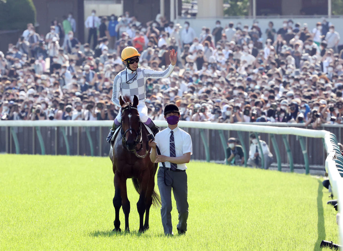 5月29日、ドウデュースでダービーを制した武豊騎手は観客の応援に手を振って応える
