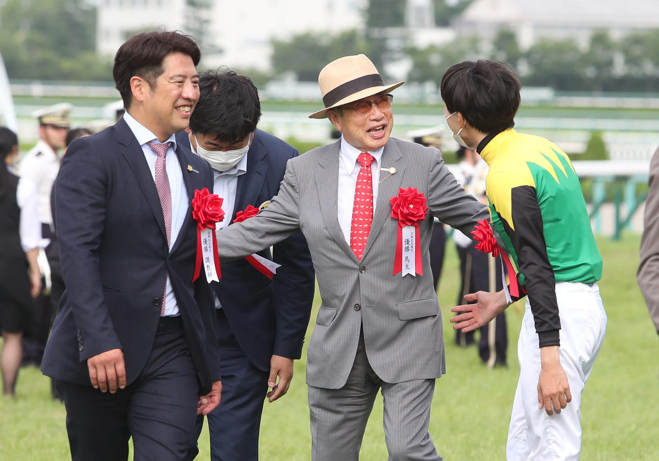 談笑する、左から栗田師、山田弘オーナー、横山和騎手（撮影・白石智彦）