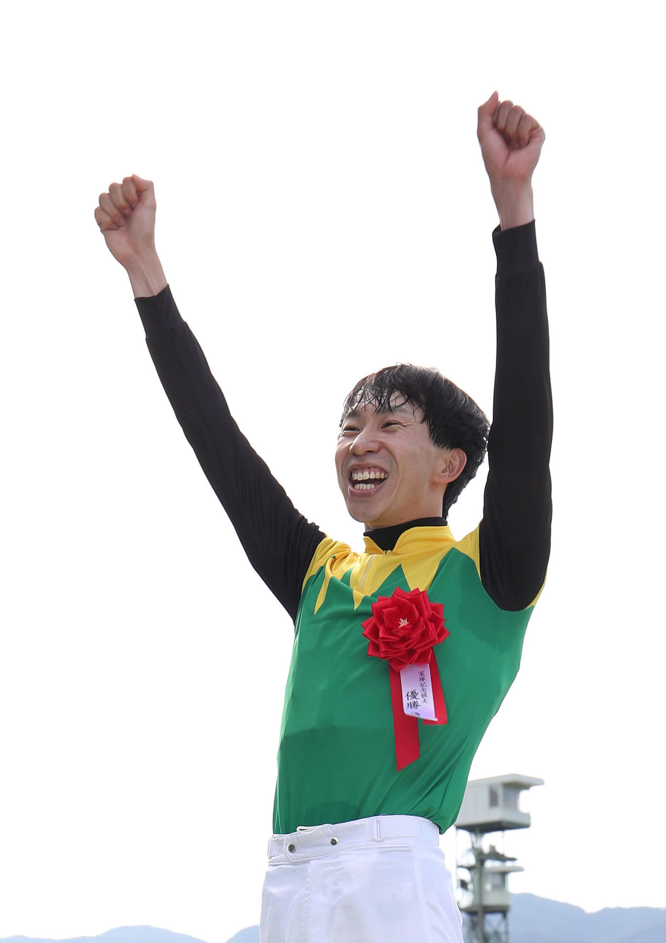 インタビュー後に笑顔でガッツポーズする横山和騎手（撮影・白石智彦）