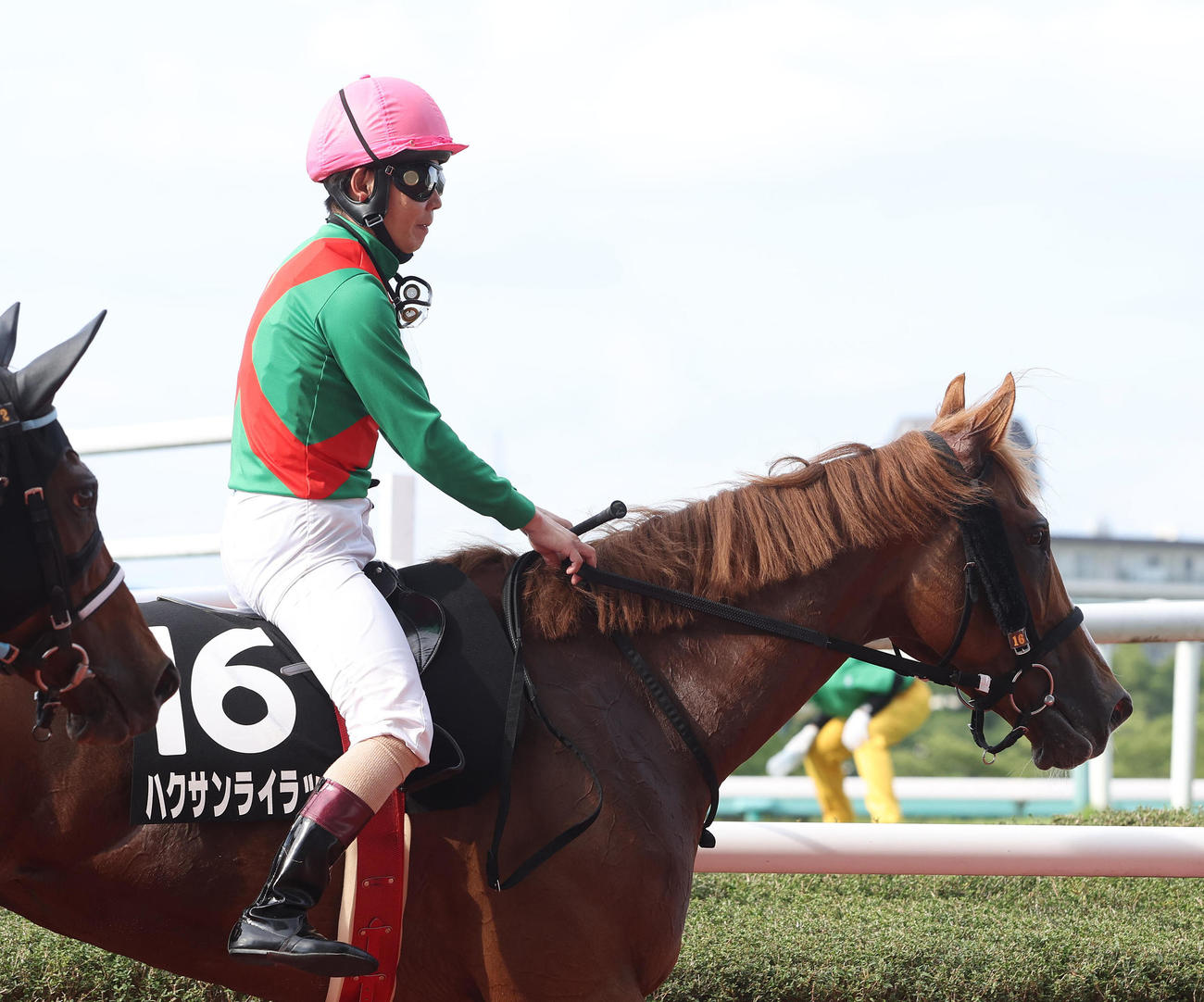 ラスト騎乗で4着に終わり引き揚げる柴田未騎手（撮影・白石智彦）