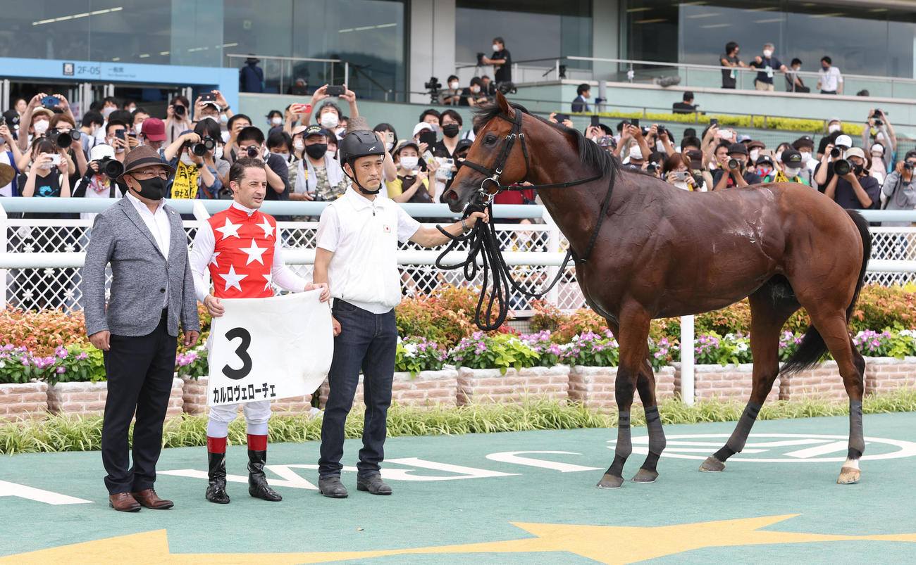 新馬戦を快勝したカルロヴェローチェと口取りに並ぶC・ルメール騎手（中央）（撮影・白石智彦）
