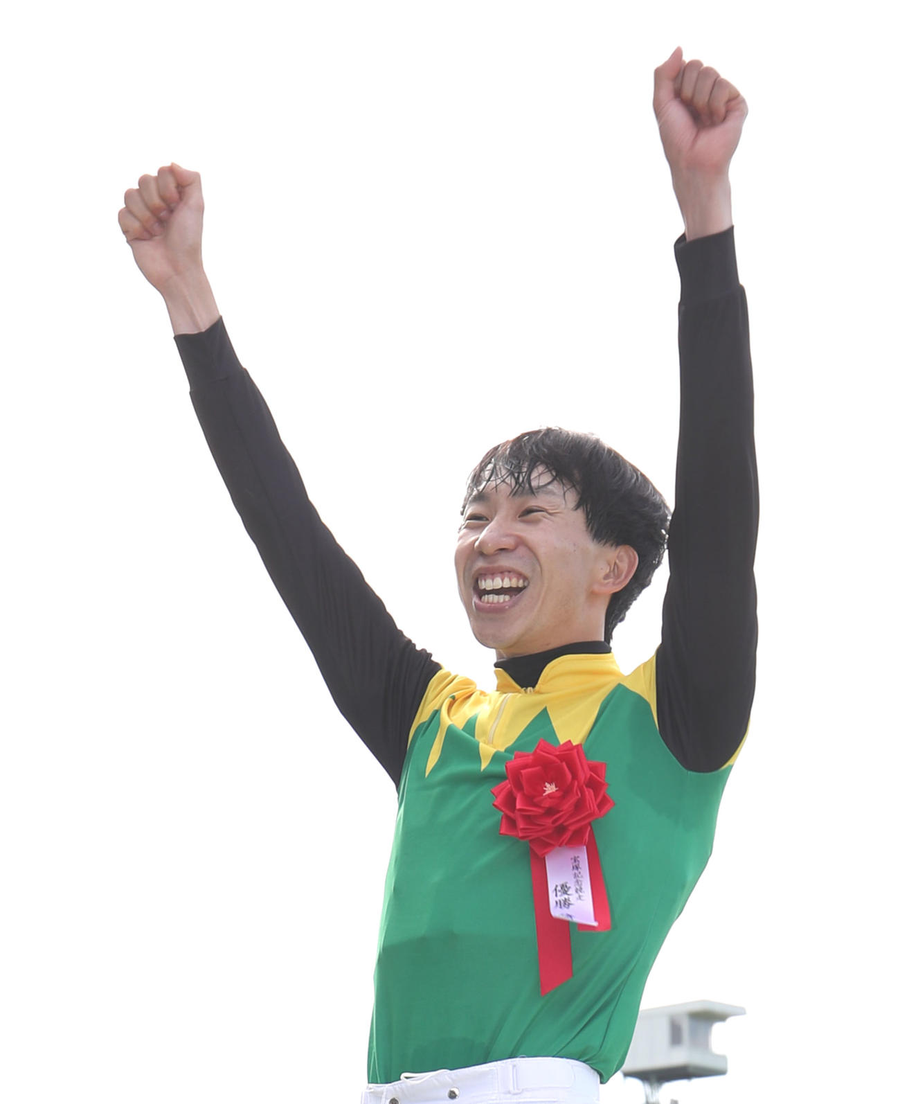 インタビュー後に笑顔でガッツポーズする横山和騎手（撮影・白石智彦
