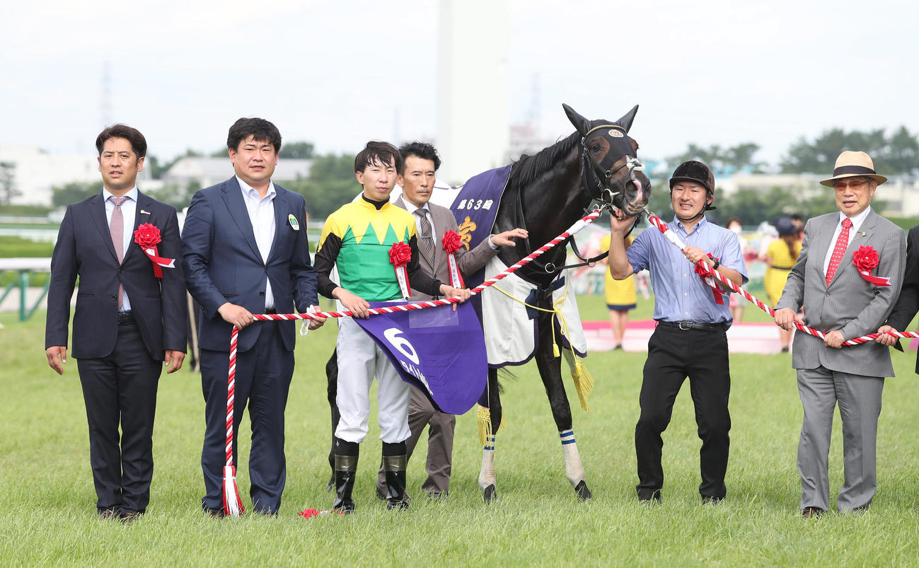 タイトルホルダーで宝塚記念を制して口取りに並ぶ横山和騎手（左から3人目）ら（撮影・白石智彦）