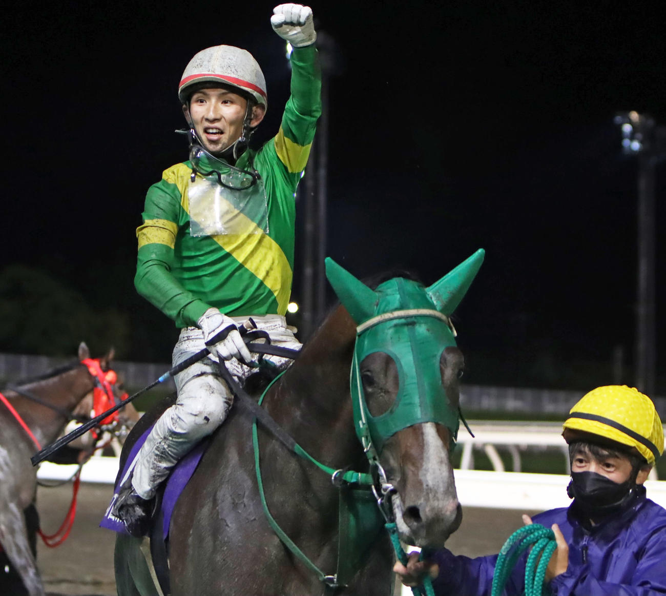 栄冠賞を制しコルドゥアンの馬上で左手を突き上げる石堂騎手（撮影・奥村晶治）