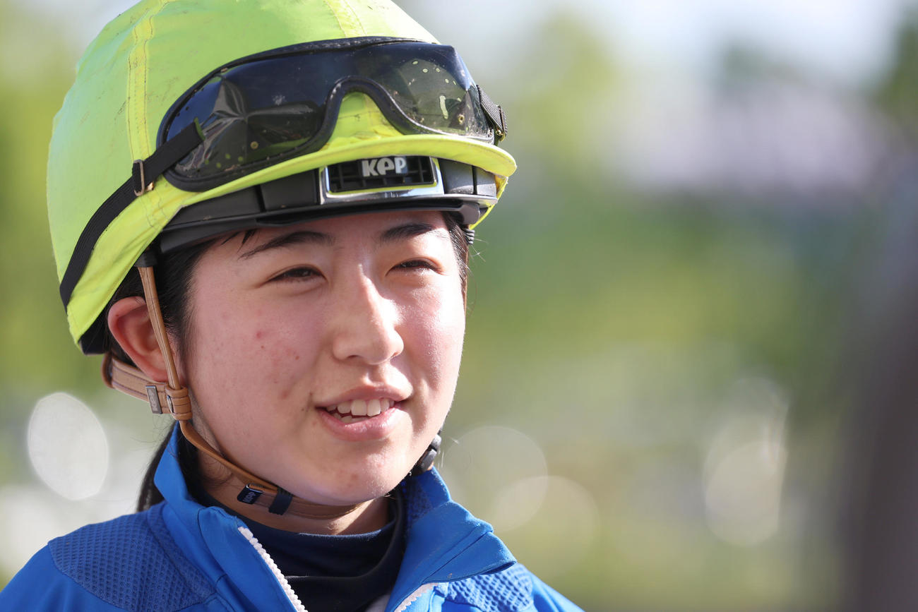 追い切り後、インタビューを受ける今村聖奈騎手