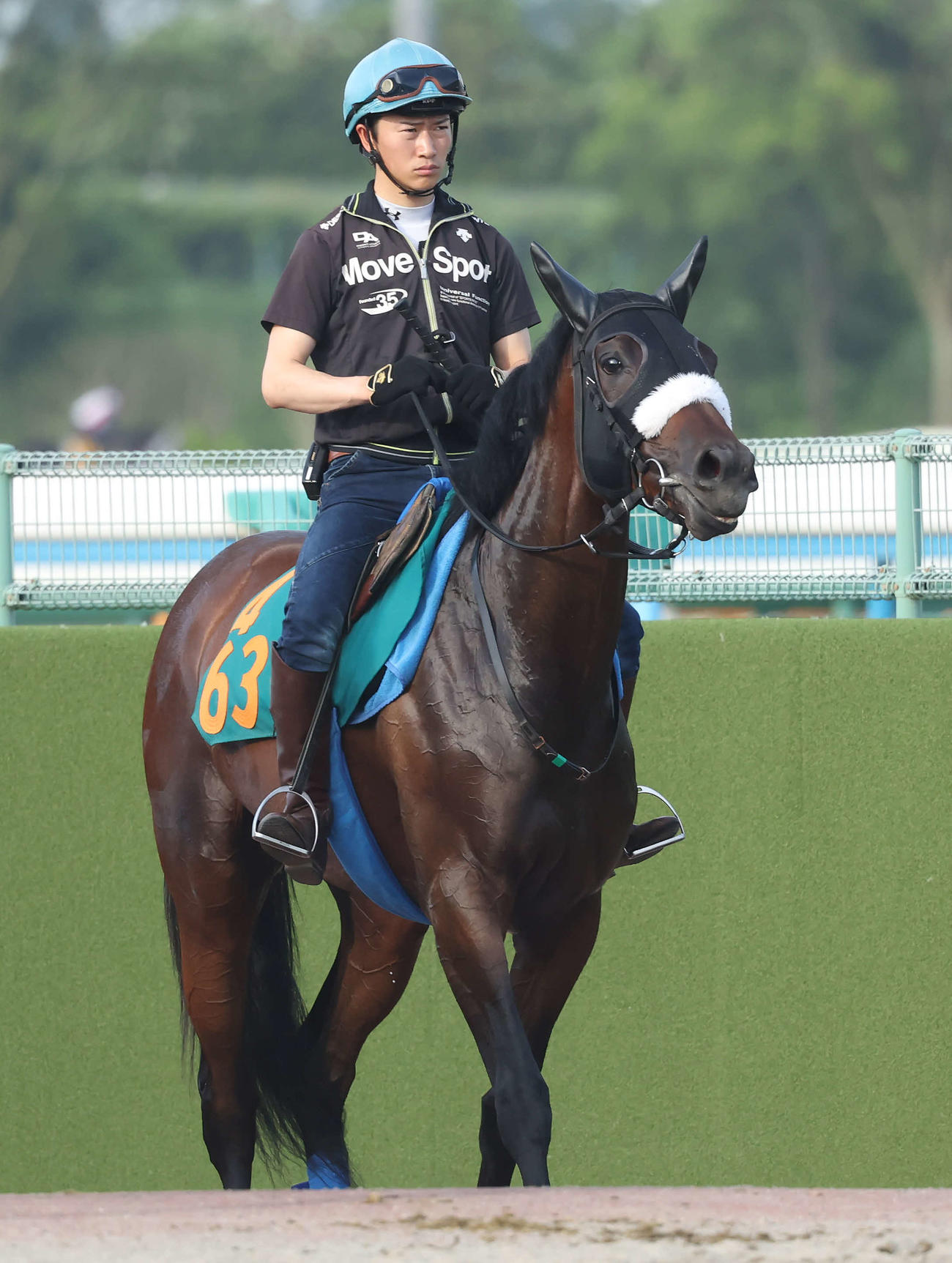 調教を終えて馬場を出るロジザキアと菅原明騎手（撮影・丹羽敏通）