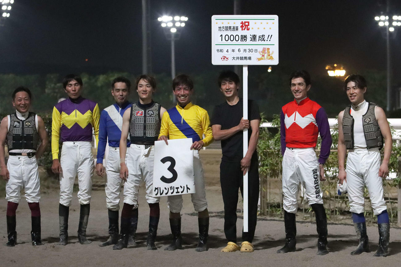 地方競馬通算1000勝を達成した船橋の本田正重騎手（左から5人目）