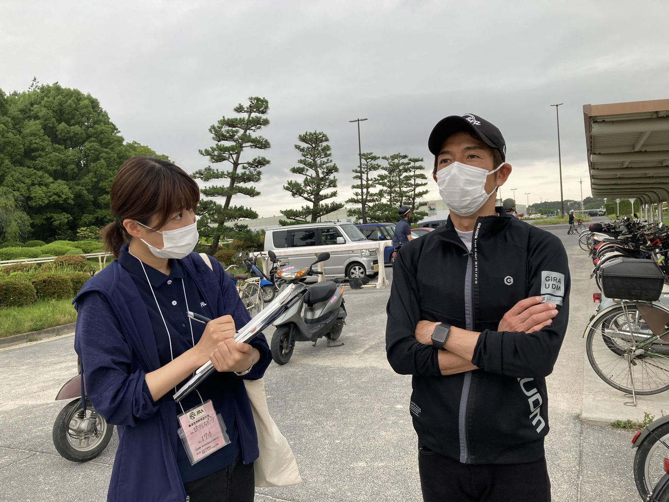 和田竜騎手（右）を取材する下村記者（撮影・太田尚樹）
