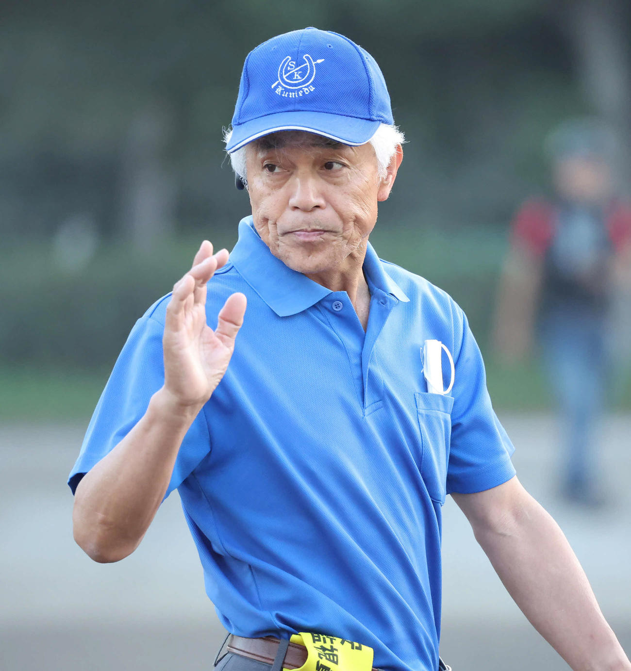 「先生おはようございます！」。カメラマンのあいさつに手を上げて応える国枝師（撮影・丹羽敏通）