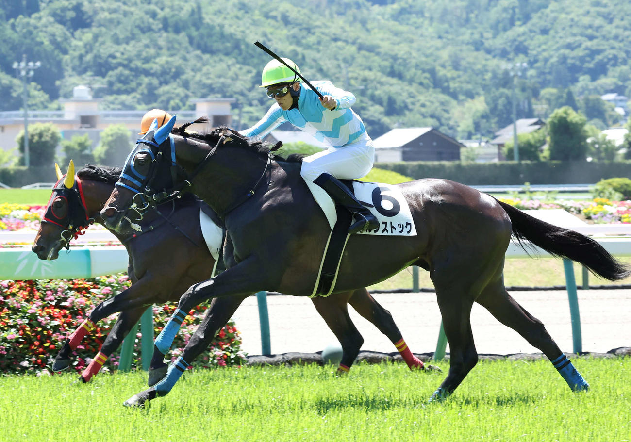 福島1R、障害未勝利戦を制したバルンストックと小牧加騎手（撮影・丹羽敏通）