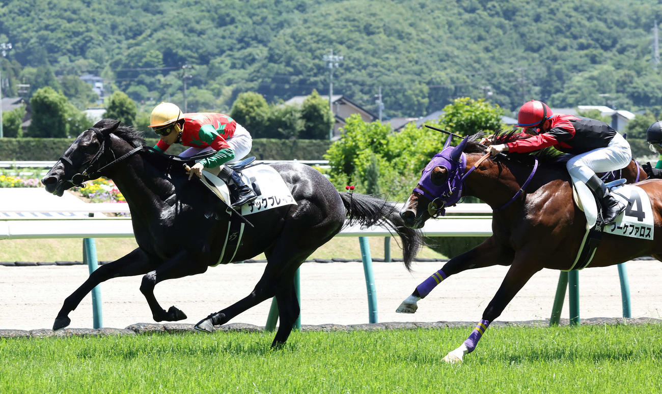 福島5R新馬戦を制したナックブレイブと木幡巧也騎手（左）（撮影・丹羽敏通）