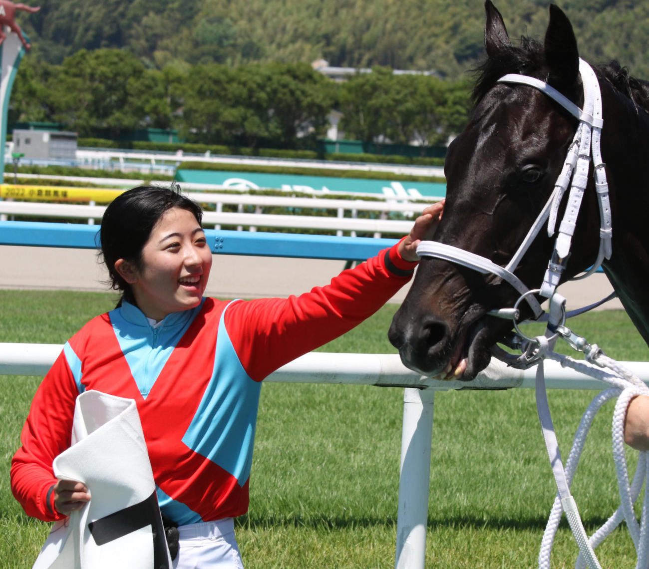 小倉2R、勝ったイプノーズをねぎらう今村聖奈騎手（撮影・渦原淳）