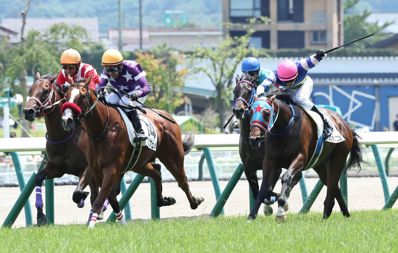 福島6R、デビュー戦を制したチカポコと石橋騎手（右）（撮影・丹羽敏通）