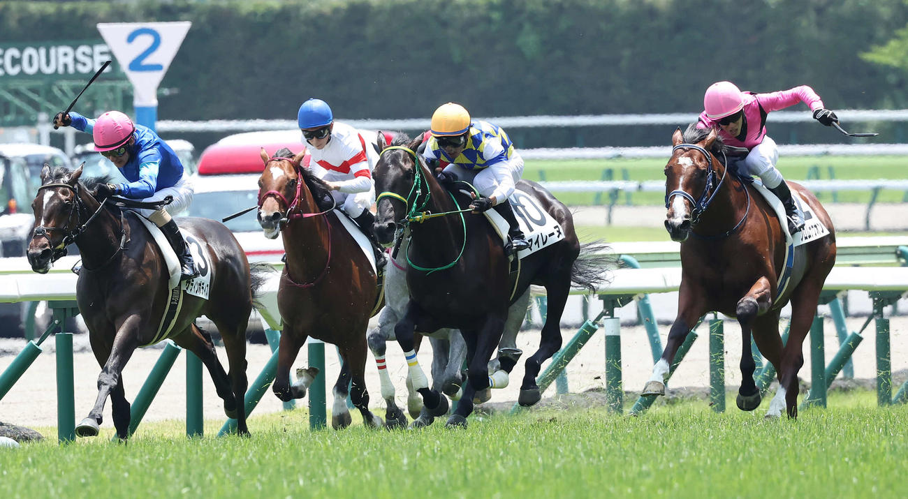 福島5R、デビュー戦を制したフロムナウオンと津村騎手（右）（撮影・丹羽敏通）