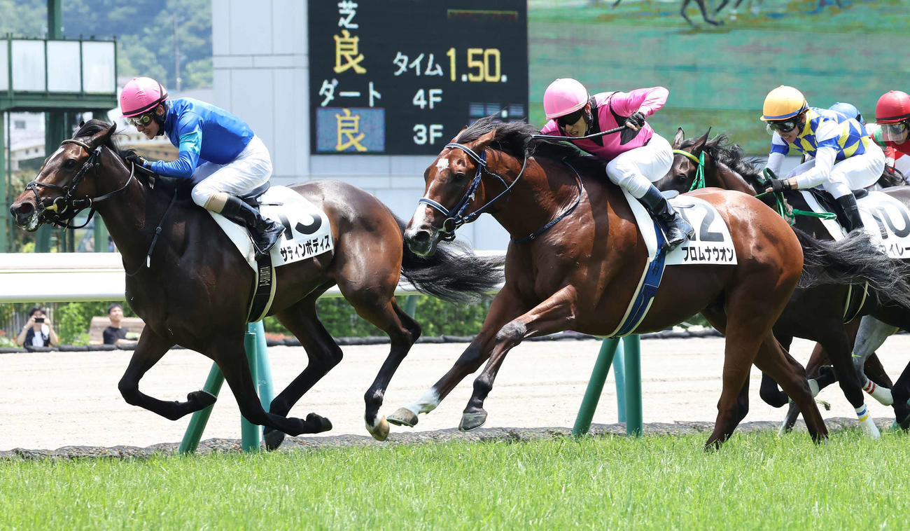 福島5R、デビュー戦を制したフロムナウオンと津村騎手（右）（撮影・丹羽敏通）