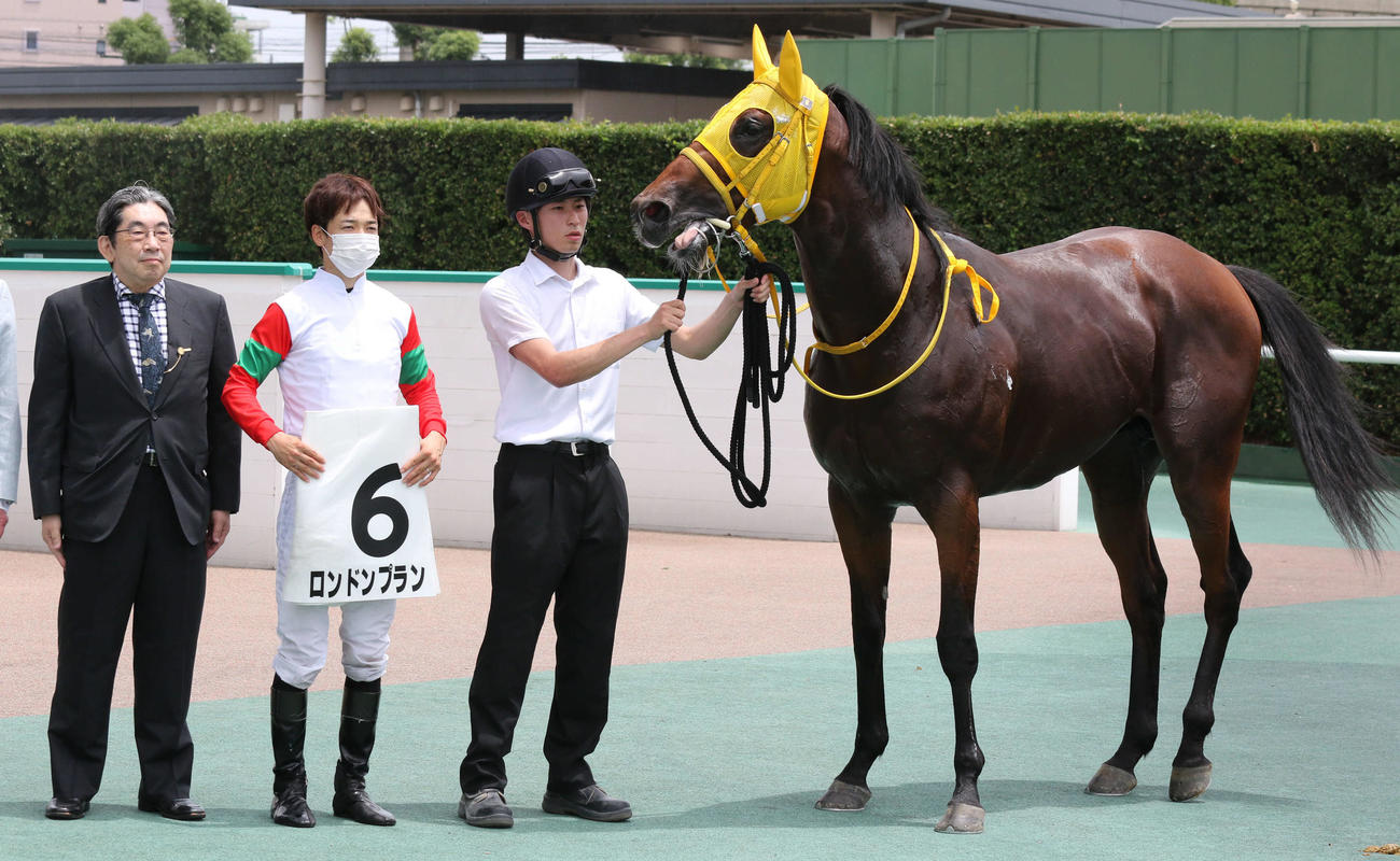 小倉6R、新馬戦を快勝したロンドンプランと松山弘平騎手（左から2人目）（撮影・渦原淳）