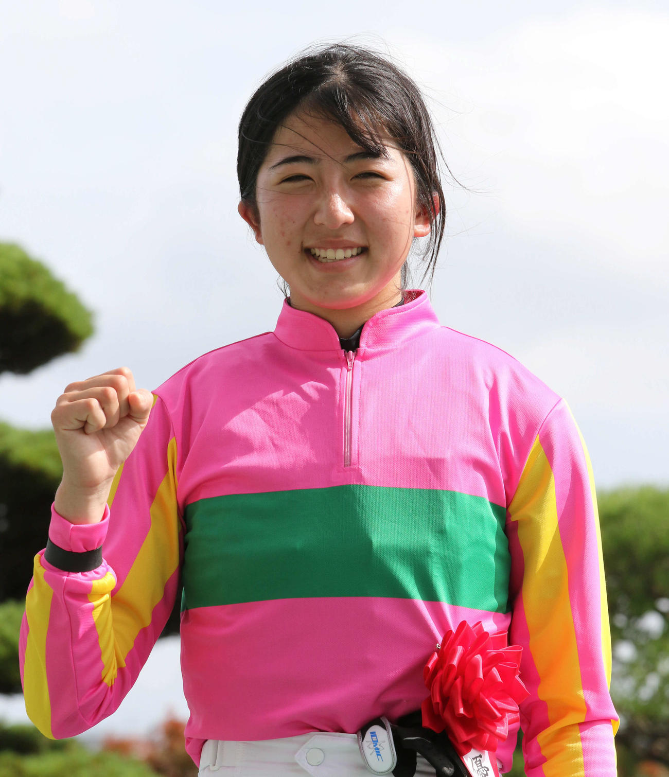 CBC賞を制しガッツポーズの今村聖奈騎手（撮影・渦原淳）